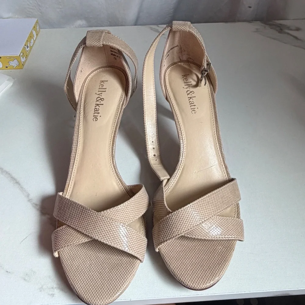 Kelly & Katie Beige Snakeskin Embossed‎ Kitten Heel Sandals Womens 7.5 Strappy